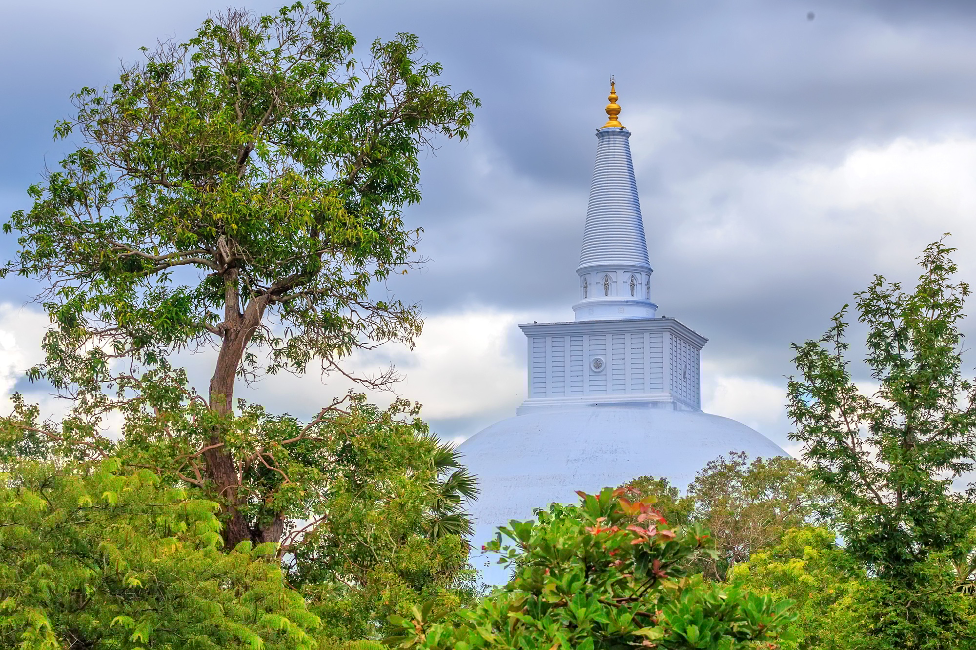 Ruwanwelisaya dagoba in Anuradhapura Ruwanwelisaya dagoba in Anuradhapura